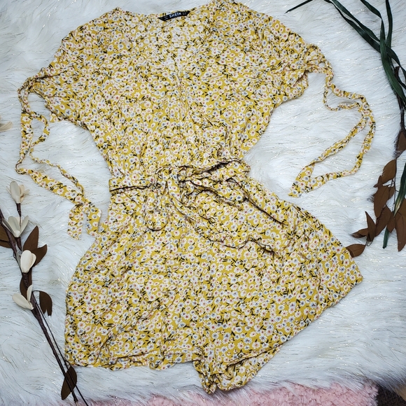 SOLD✅️ Floral Print Knot Cuff Belted Romper - Picture 7 of 7